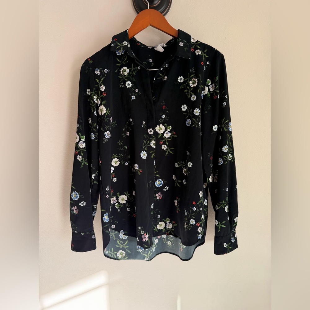 Floral Black Women's Top size 6 H and‎ M